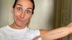 La moglie di Borja Valero si tatua l’amore per Firenze sul braccio: “La città più…”