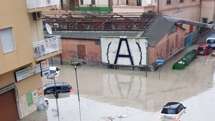 Nubifragio su Crotone, città sotto l’acqua: spunta solo la “A” della festa estiva, con la Lazio si dovrebbe giocare