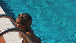 Agustina Gandolfo, scatto in piscina e forme da paura: lady Lautaro interroga i fan
