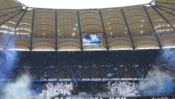 Fuochi d’artificio, e fumogeni, legali e certificati in curva al Volksparkstadion di Amburgo: esperimento riuscito