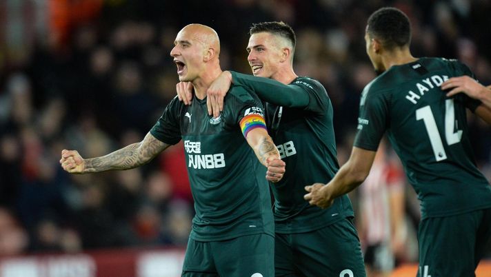 Gol del Newcastle: l’assistente “ferma” la difesa dello Sheffield, ma il Var lo smentisce e assegna il gol
