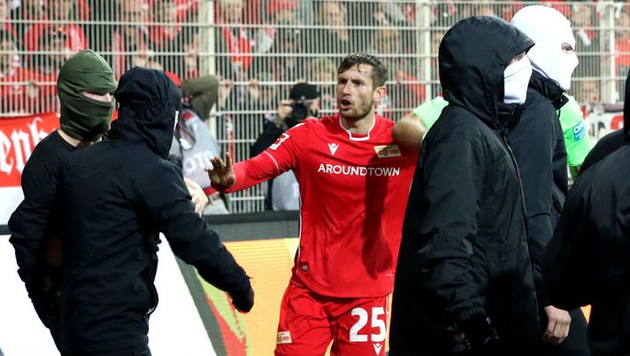Il derby di Berlino e gli uomini incappucciati: arbitro preoccupato, l’Union al fianco della Polizia
