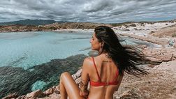 Valentina Vignali, il costume rosso fuoco infiamma il web: “Un fiore non pensa a…”