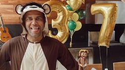 Joana Sanz festeggia il compleanno di Dani Alves: “Scusami per il costume da scimmia ma…”
