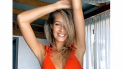 VIDEO / Viky Varga si scatena in bikini: il balletto di lady Pellé infiamma il web