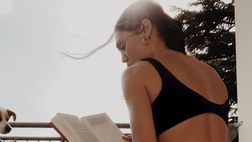 Cecilia Rodriguez immersa nella lettura: ma la modella sfoggia un lato B da capogiro