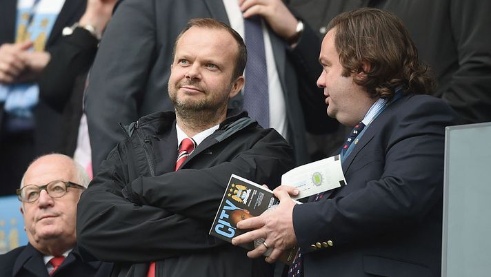 I Men in Black del Manchester United contro la casa dell’ad dei Red Devils: fumogeni e bomba carta