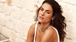 Lady Rossi fa arrossire il web con le sue curve. La Novello in posa sensuale sui social