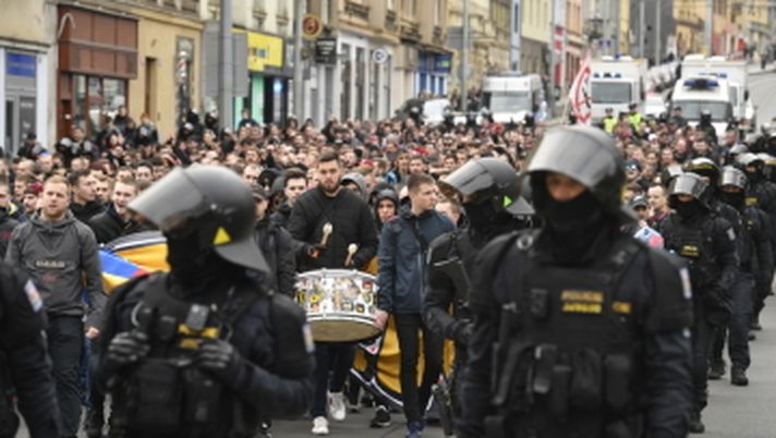 Praga, la marcia dei tifosi dello Sparta verso lo stadio del derby: 2 arresti eseguiti dalla Polizia