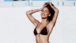 La De Lellis si gode le vacanze: fisico mozzafiato, il bikini di Giulia infiamma il web