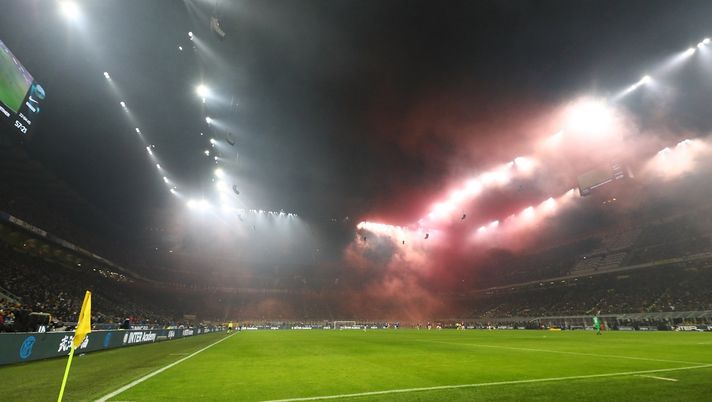 Coreografie super, altalena di emozioni: il Milan ci crede ma l’Inter mette la freccia