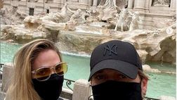 La mascherina lo rende irriconoscibile, Totti si gode Fontana di Trevi con Ilary