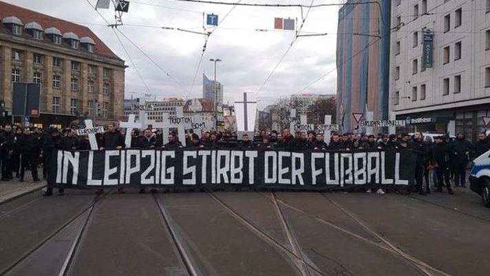 La marcia funebre dei tifosi Union Berlino prima del derby dell’Est: “Lipsia, con te il calcio muore”
