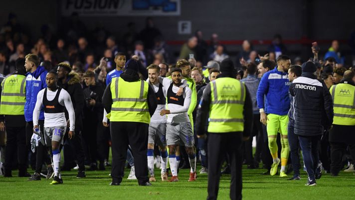 Calcio britannico, invade il campo per fare l’acrobata: steward e giocatori increduli