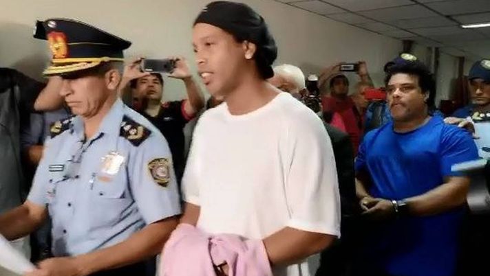 Ronaldinho in manette in aula in Paraguay: ha dormito in carcere e spera di essere rilasciato