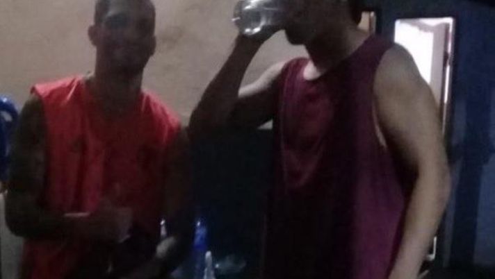Ronaldinho beve e fuma in carcere: cresce il numero degli ex calciatori sudamericani che diventano detenuti