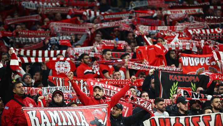 Grecia, ok Olympiacos ma finale con rissa: il calciatore strattona il raccattapalle e lo fa cadere a terra