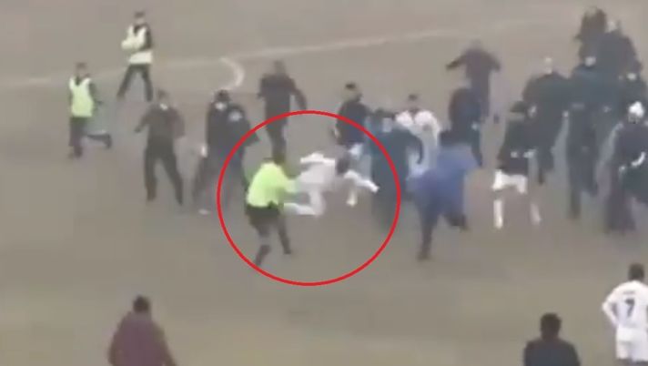 In Uzbekistan è caccia all’uomo a fine partita: arbitro preso a calci e 10 anni di squalifica al giocatore!