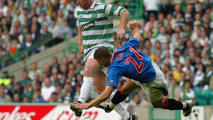 Il calcio in Scozia è fermo, l’appello di John Hartson ai Rangers: “Date l’esempio e concedete il titolo al Celtic”