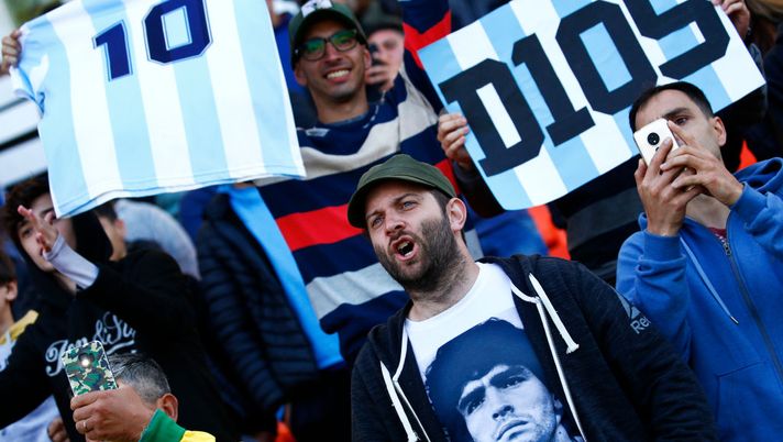 Tifosi Gimnasia in piazza, esonero rientrato, Maradona: grazie tifosi, adesso il mercato!