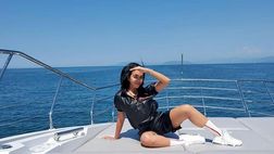 Ronaldo e Georgina Rodriguez a Viareggio per un giorno: lei in posa sullo yacht