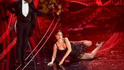 Georgina Rodriguez sexy in rosso, gioca con una rosa sul letto nell’ultimo shooting