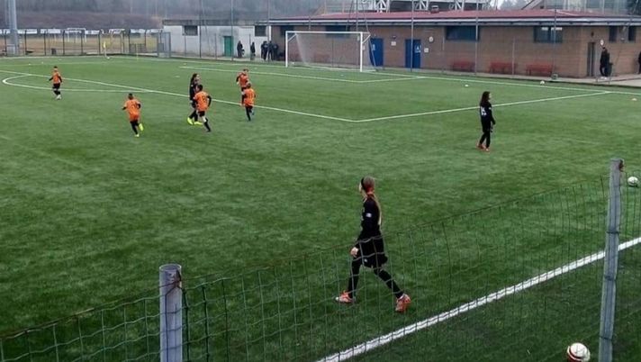 Arbitro donna 16enne fischia la fine mentre una squadra segna: gol o no? Aggredita e colpita dagli avversari!