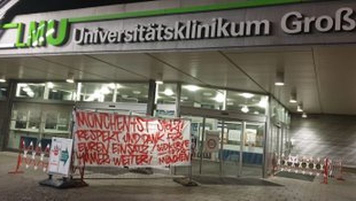 Gli ultras del Bayern davanti a tutti gli ospedali di Monaco: “Medici, siete il nostro orgoglio”