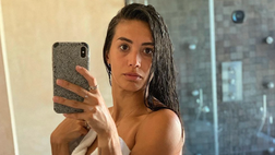 Majooh questa volta esagera! Selfie hot in bagno: lo scatto senza veli di lady Ocampos è da paura
