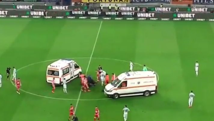 Colpito al petto nel derby di Bucarest: il 30enne Perovic in ambulanza con la bombola a ossigeno