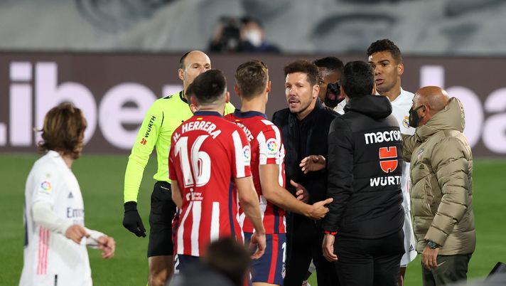 Derby di Madrid, arbitro dai due volti: Llorente protesta, Casemiro lo elogia “Mi ha ammonito ma è il migliore”