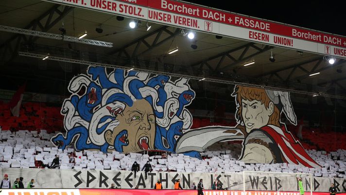 Berlino è biancorossa, dopo una storica coreografia: Polter su rigore e l’Union fa festa