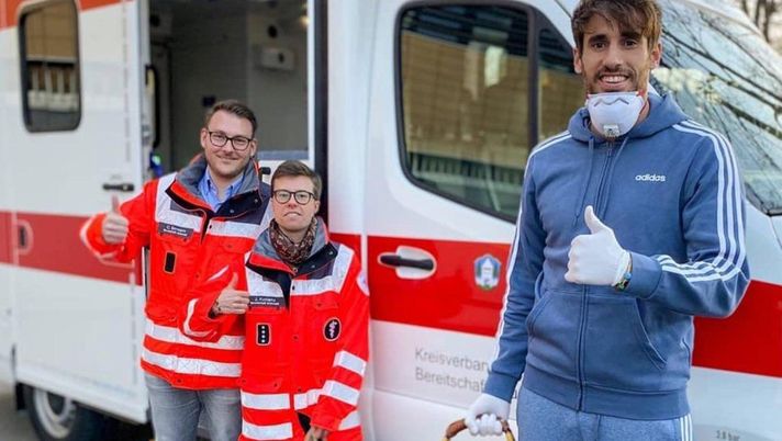 Bayern, la spesa per gli anziani del quartiere di Grunwald: ci pensano Javi Martinez e la Croce Rossa