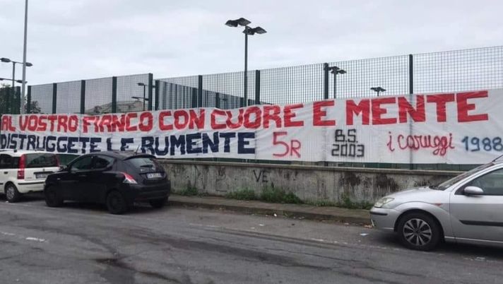 Derby e dialetto, nello striscione dei tifosi del Genoa compaiono le “rumente”: ogni riferimento ai sampdoriani…
