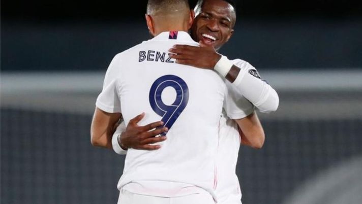 Real Madrid, Karim Benzema “fa la pace” con Vinicius: abbraccio, emoticon e occhiolino contro l’Inter