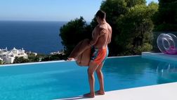 VIDEO / Dybala, scherzi d’acqua con la fidanzata Oriana: che tuffo!