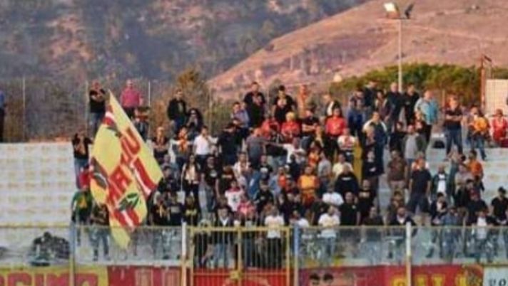 Allenamento pre-derby e cori: 300 tifosi del Catanzaro allo stadio per caricare la squadra in vista della Reggina