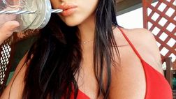 Marika Fruscio, il decolleté è esagerato: lei ha caldo e scrive…