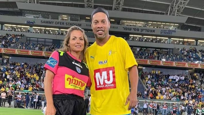 Par condicio brasiliana: l’arbitro non fa il selfie solo con Kakà, ma anche con Dinho…