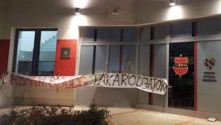 Povera Honved, ultima in classifica e in caduta libera: i tifosi “Non se ne va l’allenatore, devono andarsene i giocatori!”