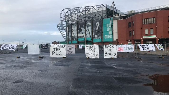 Celtic, stadio tappezzato di striscioni di contestazione: Chris Sutton contrario “A chi giova tutto questo?”