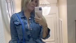 VIDEO / Wanda Nara sfoggia il suo look serale: completo in jeans e la borsa preferita