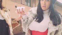 VIDEO/ Marika Fruscio si prende a palle di neve con la sua amica