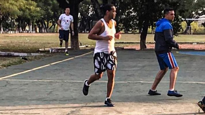 Ronaldinho, la posizione si aggrava: la Polizia “L’ipotesi è documenti falsi per scopi commerciali illegali”