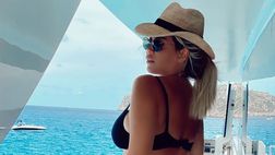 Wanda Nara, forme da paura a Ibiza. Lady Icardi fa impazzire i fan: “Amami fino a quando…”