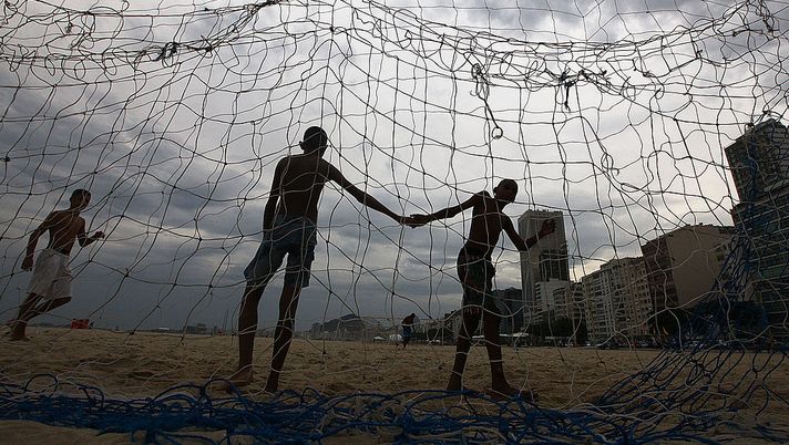 Rincorsa di 11 metri, camminata, inversione a U e palla fuori: è brasiliano il rigore più pazzo del mondo!