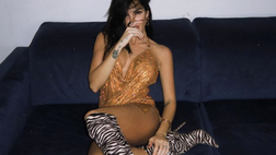 Jovana, look hot che infiamma il web. Stivali e abito sexy che manda in tilt i social