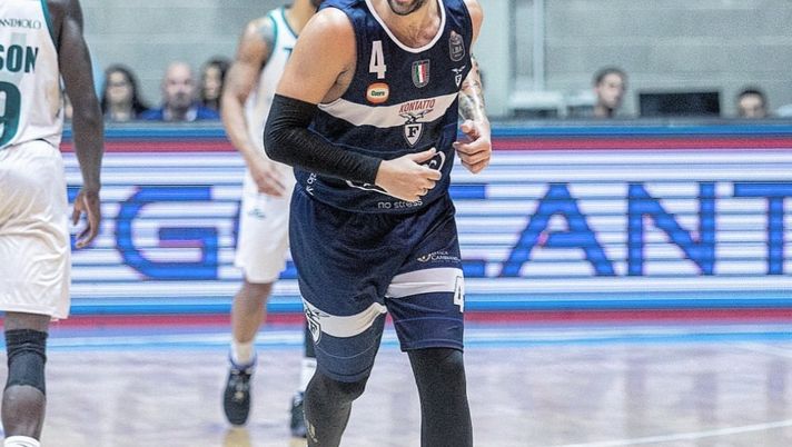 Derby senza coreografia Virtus Forever, poi solo fischi e dileggio per l’ex Aradori…