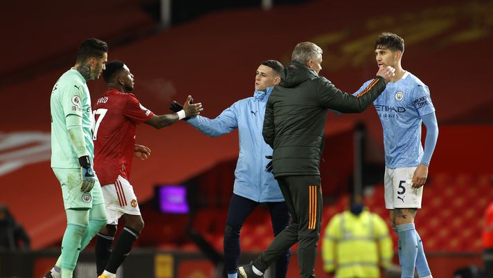 Manchester derby, social impietosi: “Baci, abbracci e sbadigli, adesso possiamo andare a dormire…”