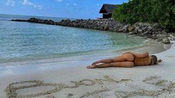 Gli auguri di buon Natale di Viky Varga arrivano dalle Maldive: si vede solo il lato B
